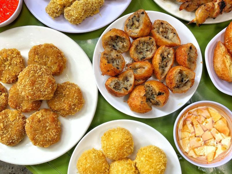 Hanoi salty donuts, a simple delicacy that attracts many people 4