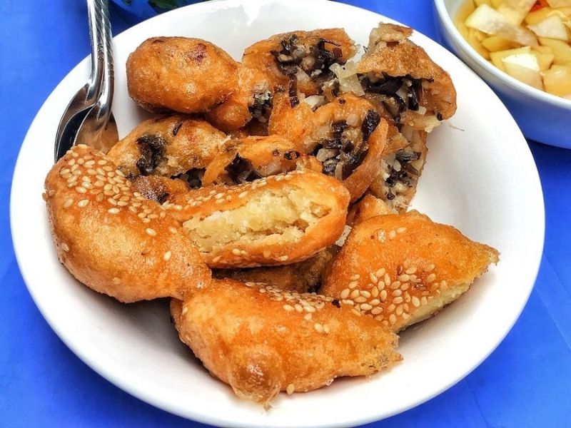 Hanoi salty donuts, a simple delicacy that attracts many people 5