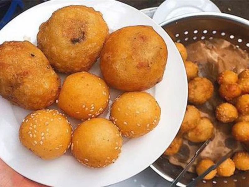 Hanoi salty donuts, a simple delicacy that attracts many people 6