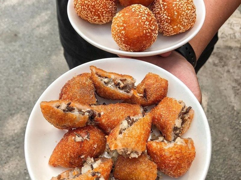 Hanoi salty donuts, a simple delicacy that attracts many people 7