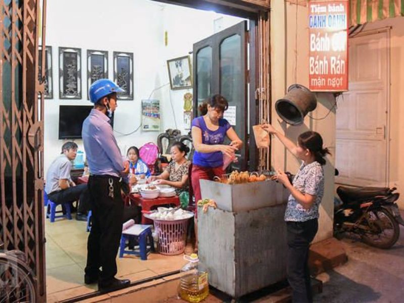 Hanoi salty donuts, a simple delicacy that attracts many people 8