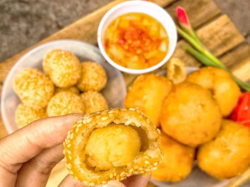 Hanoi salty donuts, a simple delicacy that attracts many people 9