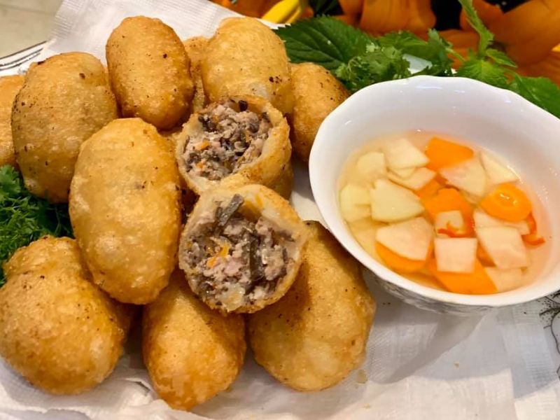 Hanoi's salty donuts, a simple delicacy that attracts many people 10