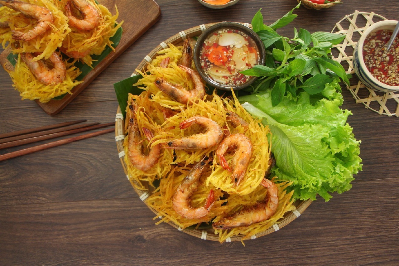 West Lake shrimp cake - Enjoy the beauty of Hanoi cuisine 8