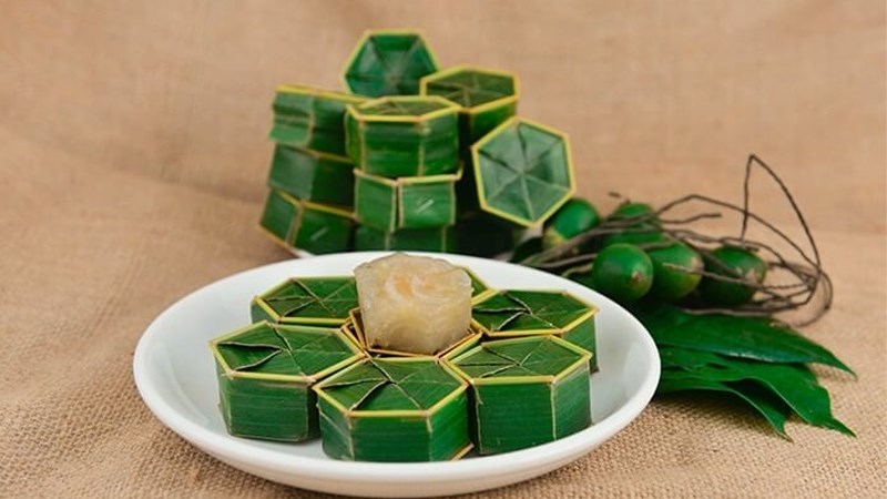 Sweet, chewy and fragrant with the flavor of Hue specialty coconut leaf wrapped banh xeo 7