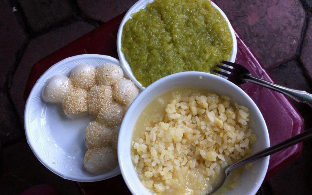 Grab the delicious sweet soup shops that thousands of people love in Hanoi 9