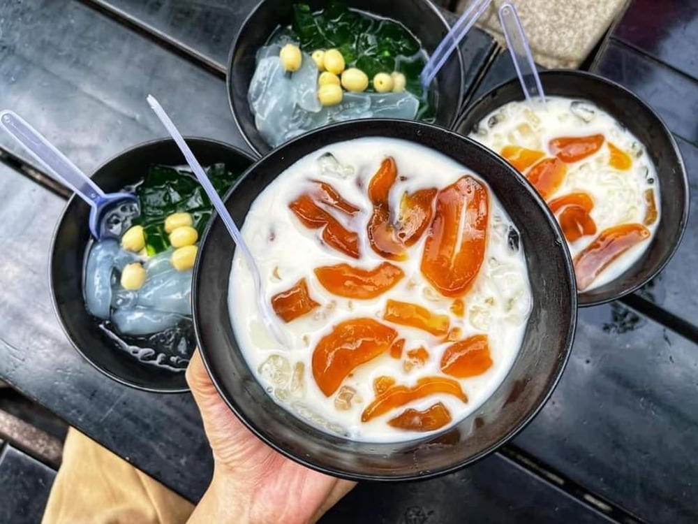 Grab the delicious sweet soup shops that thousands of people love in Hanoi 12