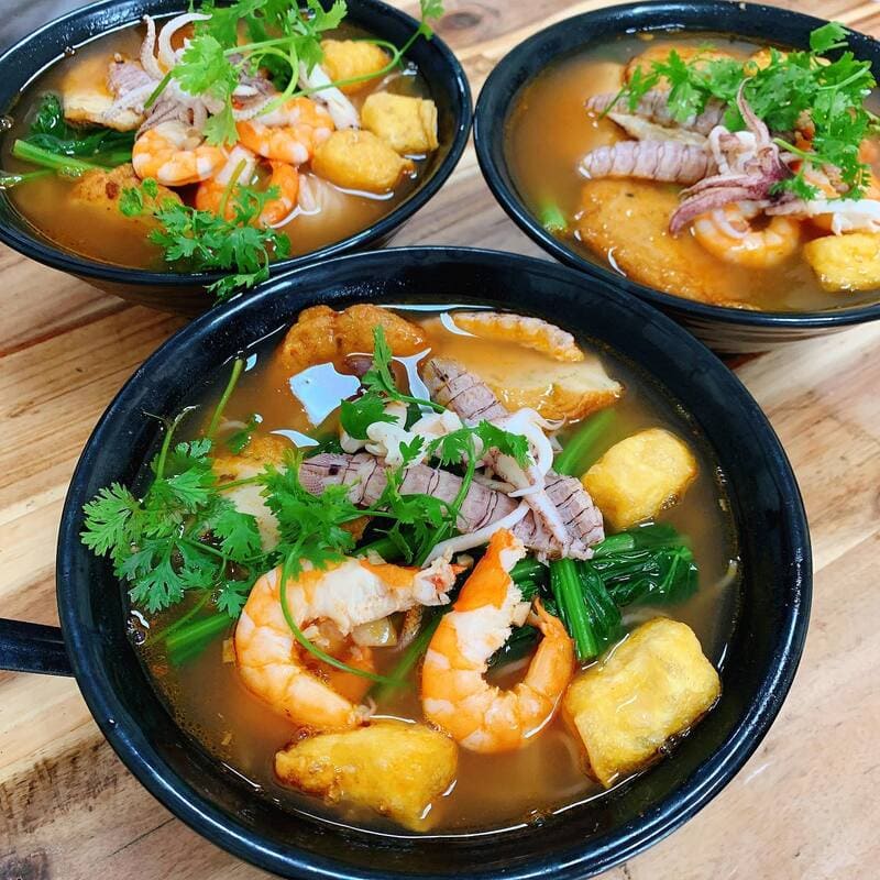 Find the top best Hanoi seafood noodle shops in the capital 3