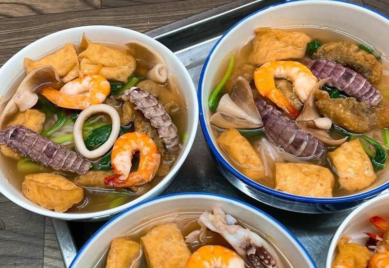 Find the top best Hanoi seafood noodle shops in the capital 4