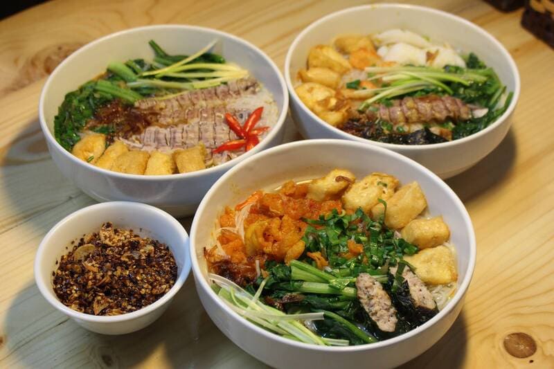 Find the top best Hanoi seafood noodle shops in the capital 6