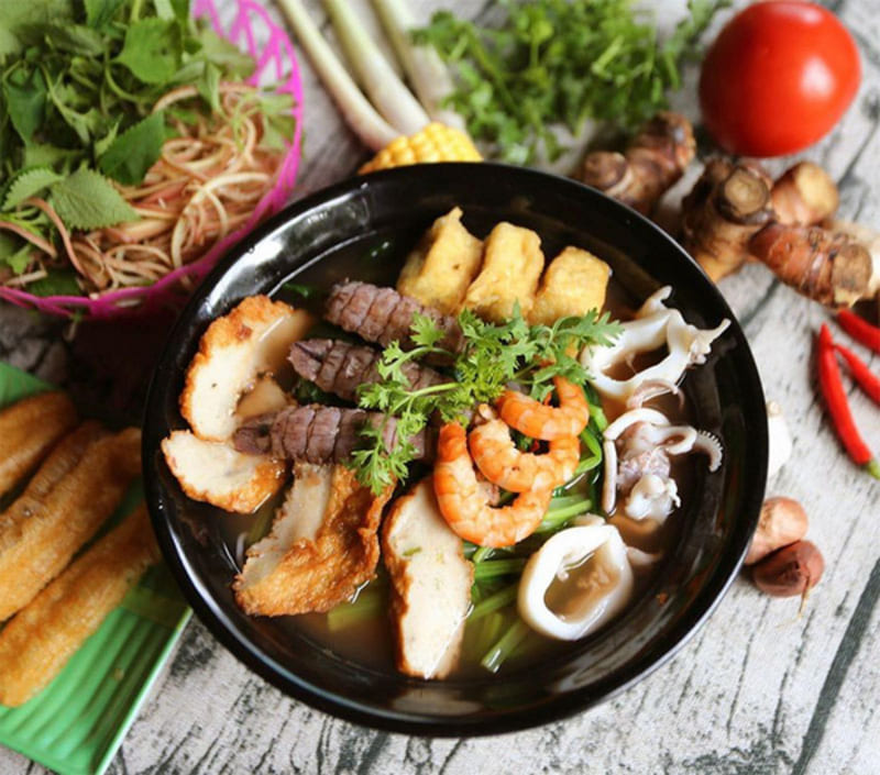 Find the top best Hanoi seafood noodle shops in the capital 7