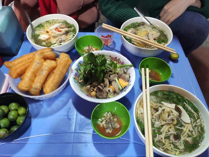 Visit Cau Go vermicelli restaurant and enjoy Hanoi specialties 2