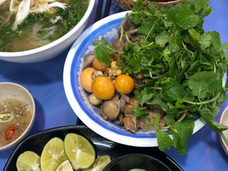Visit Cau Go vermicelli restaurant and enjoy Hanoi specialties 12