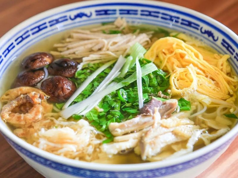 Visit Cau Go vermicelli restaurant and enjoy Hanoi specialties 3