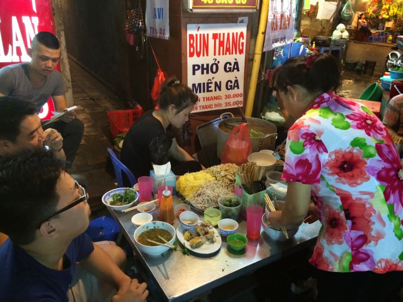 Visit Cau Go vermicelli restaurant and enjoy Hanoi specialties 5