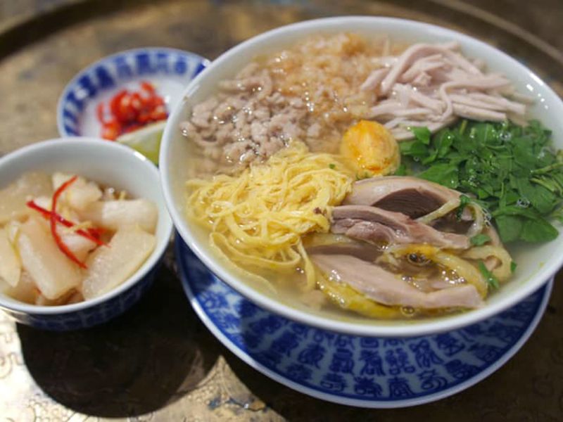 Visit Cau Go vermicelli restaurant and enjoy Hanoi specialties 7
