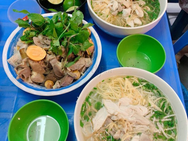 Visit Cau Go vermicelli restaurant and enjoy Hanoi specialties 8