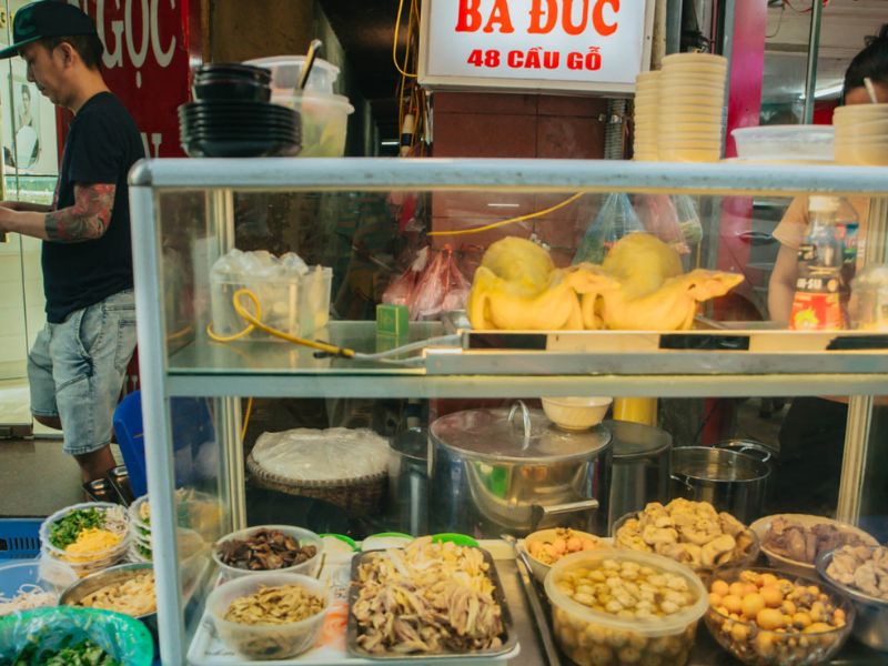 Visit Cau Go vermicelli restaurant and enjoy Hanoi specialties 9
