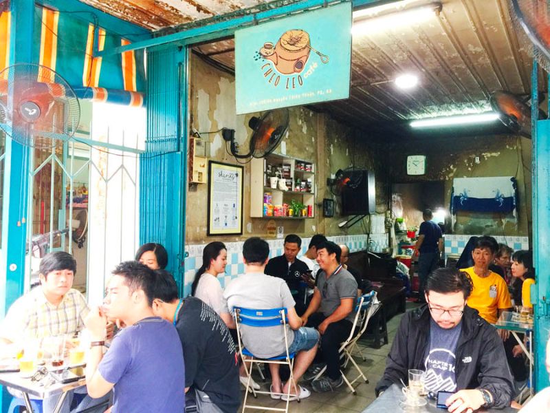 Top 4 most famous racket cafes in Saigon 4