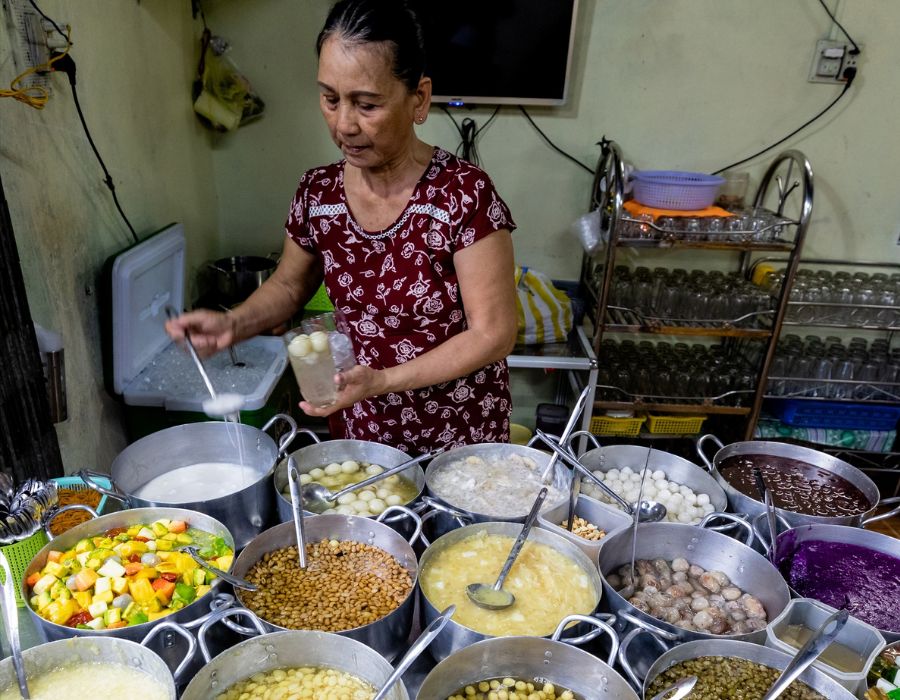 Types of Hue sweet soup and delicious shops that you must try 7