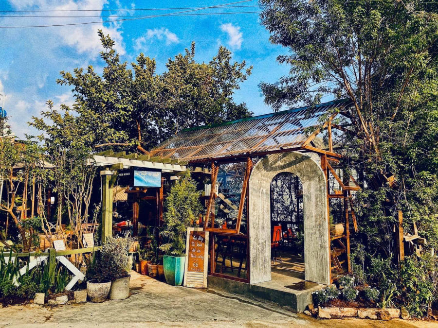 Coffee shops in Da Lat are open all day and evening, so stay now 4
