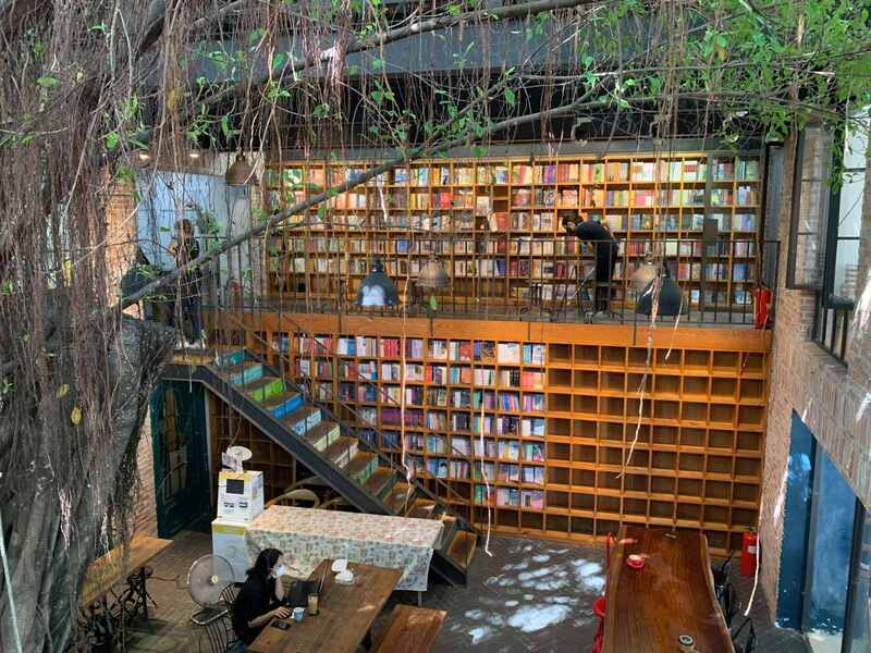 Book cafes in Saigon help you relax and indulge in the word 3