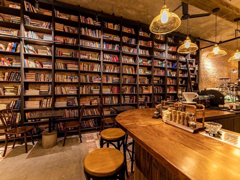 Book cafes in Saigon help you relax and indulge in the word 6
