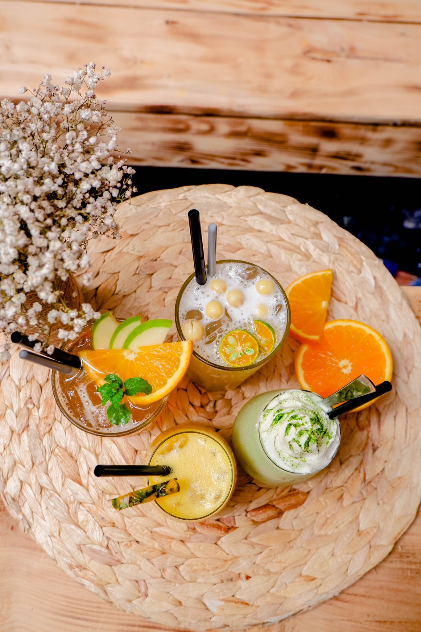 CAM'S HOUSE Coffee & Tea - Enjoy Coffee & Tea - A cafe with a space filled with unique orange colors 9