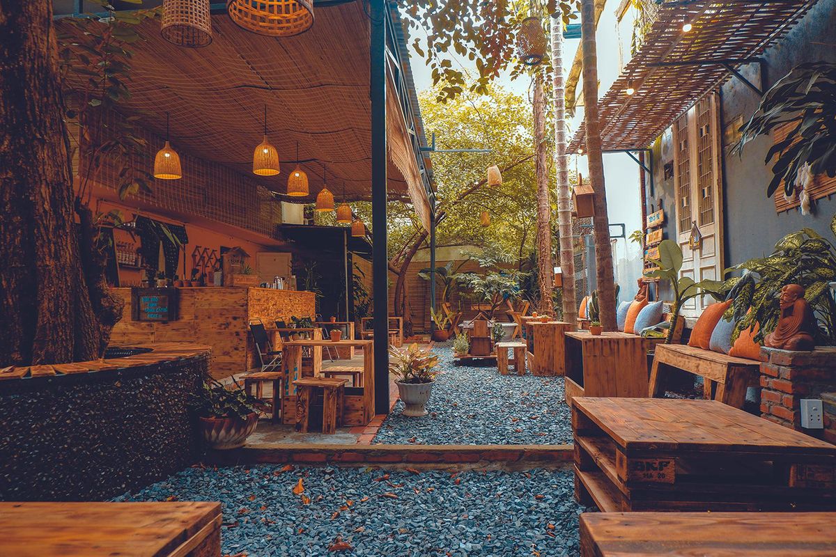 CAM'S HOUSE Coffee & Tea - Enjoy Coffee & Tea - A cafe with a space filled with unique orange colors 5