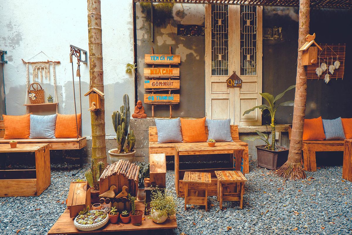 CAM'S HOUSE Coffee & Tea - Enjoy Coffee & Tea - A cafe with a space filled with unique orange colors 6