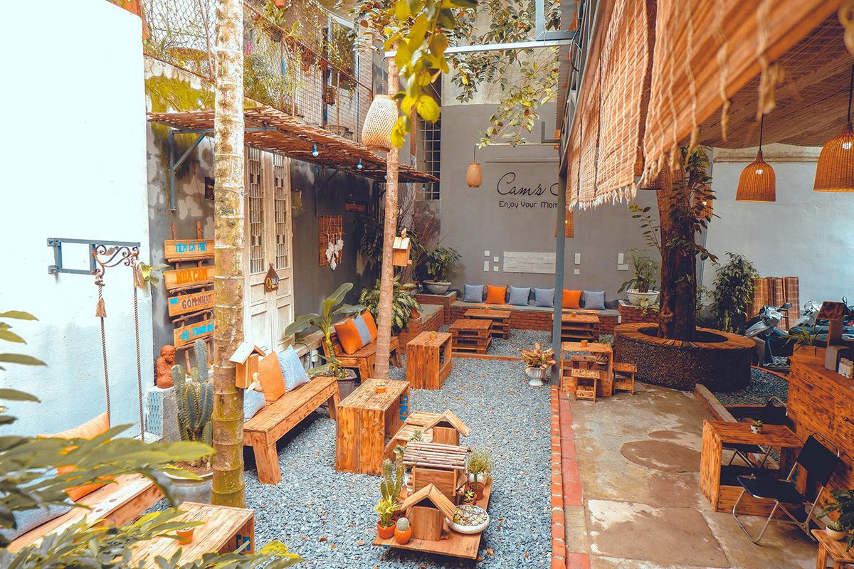 CAM'S HOUSE Coffee & Tea - Enjoy Coffee & Tea - A cafe with a space filled with unique orange colors 2
