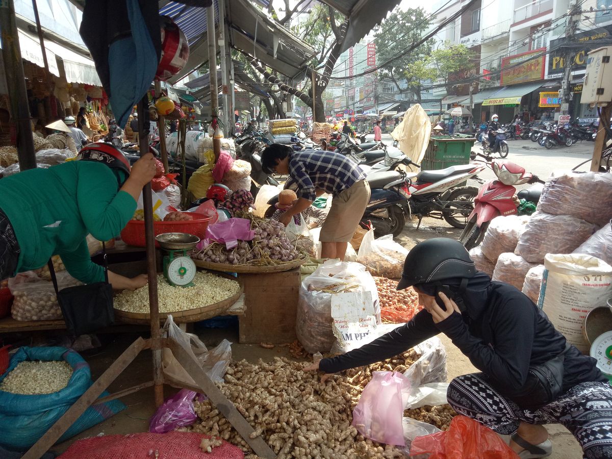 Sweep through Da Nang Con market to discover a culinary paradise that thousands of people love