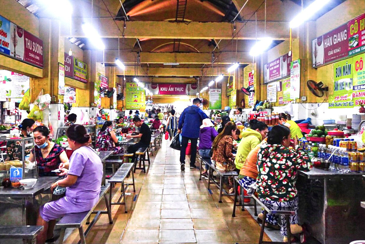 Scan Da Nang's Con market to discover the culinary paradise that thousands of people love
