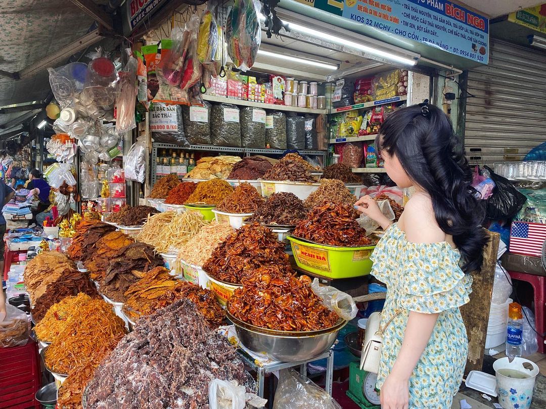 Scan Da Nang's Con market to discover a culinary paradise that thousands of people love