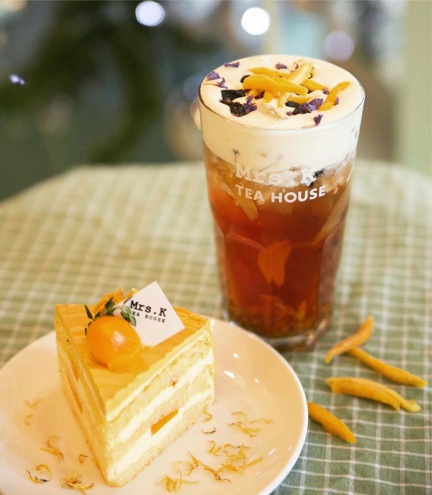 Check-in at 5 beautiful blue-toned cafes in Hanoi 11