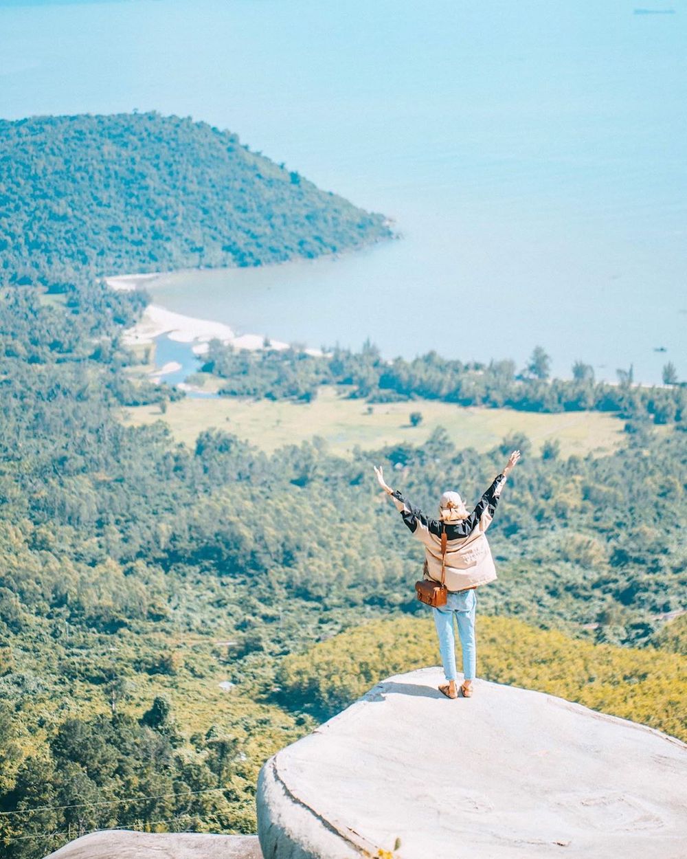 Immersed in the vast nature of Hai Van Pass at Hon Cu Rua Da Nang 7