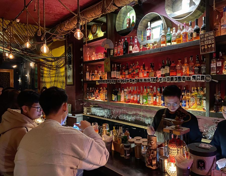 Chill and a series of Hanoi pubs with extremely impressive space 8