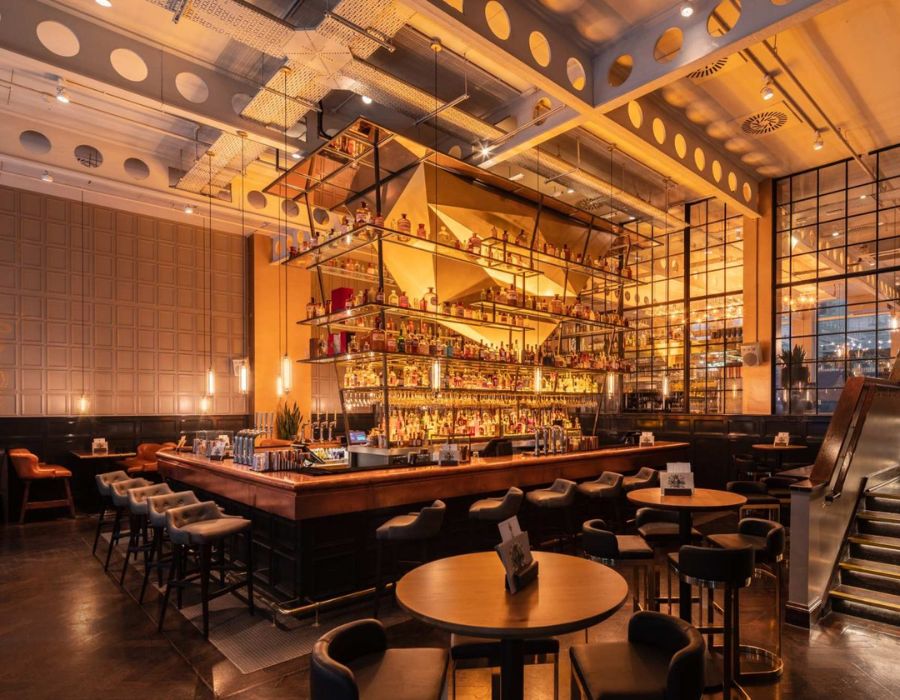 Chill and a series of Hanoi pubs with extremely impressive space 9