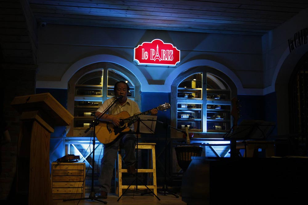Immerse yourself in the world of extreme music with super quality Da Nang acoustic cafes 2