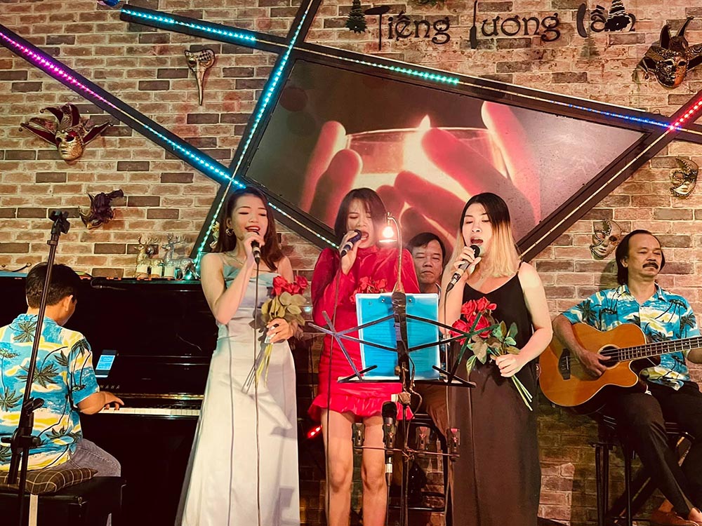 Immerse yourself in the world of extreme music with super quality Da Nang acoustic cafes 11