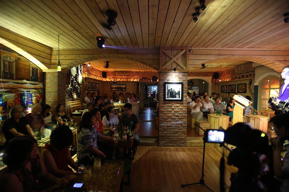 Immerse yourself in the world of extreme music with super quality Da Nang acoustic cafes 3
