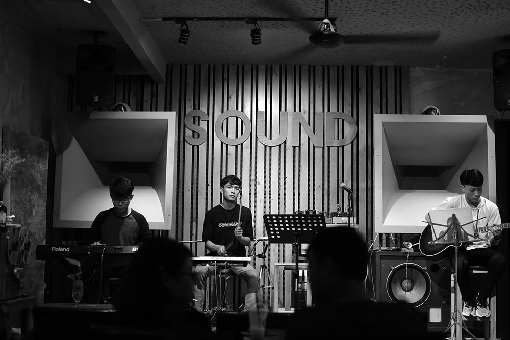 Immerse yourself in the world of extreme music with super quality Da Nang acoustic cafes 6