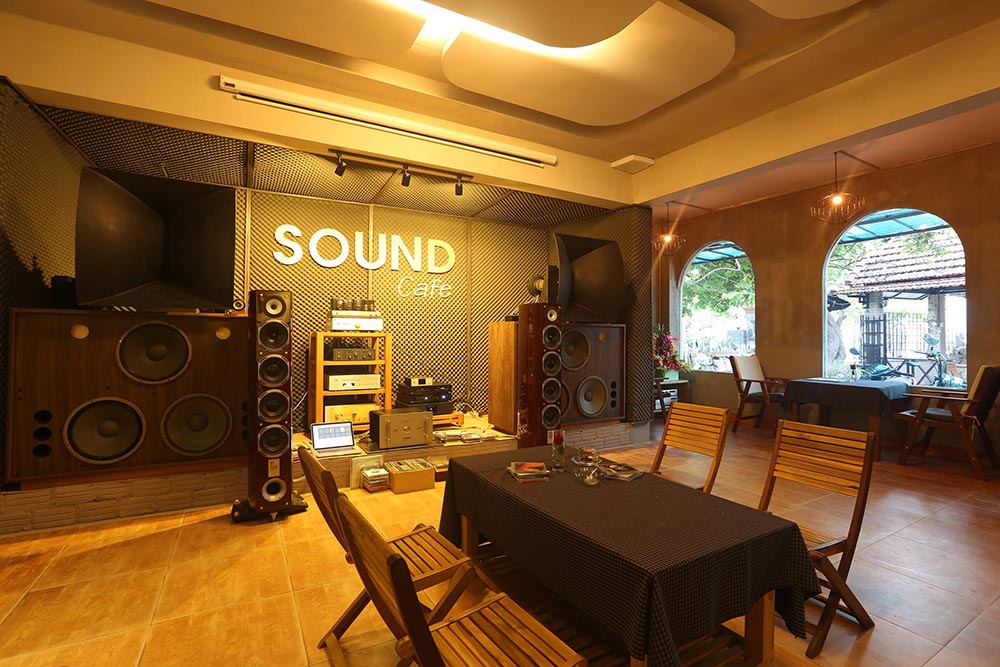 Immerse yourself in the world of extreme music with super quality Da Nang acoustic cafes 4