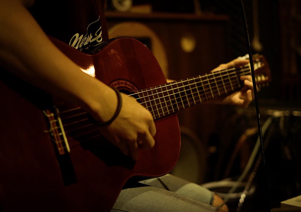 Immerse yourself in the world of extreme music with super quality Da Nang acoustic cafes 5