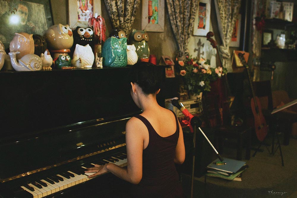 Immerse yourself in the world of extreme music with super quality Da Nang acoustic cafes 9