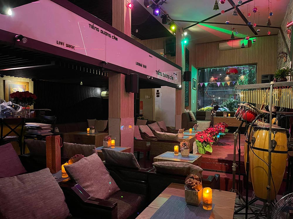 Immerse yourself in the world of extreme music with super quality Da Nang acoustic cafes 10