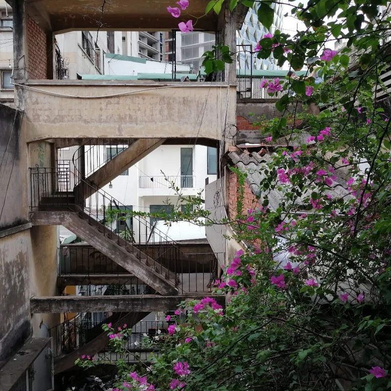 Admire the colors of the old Ton That Dam apartment building in the heart of District 13