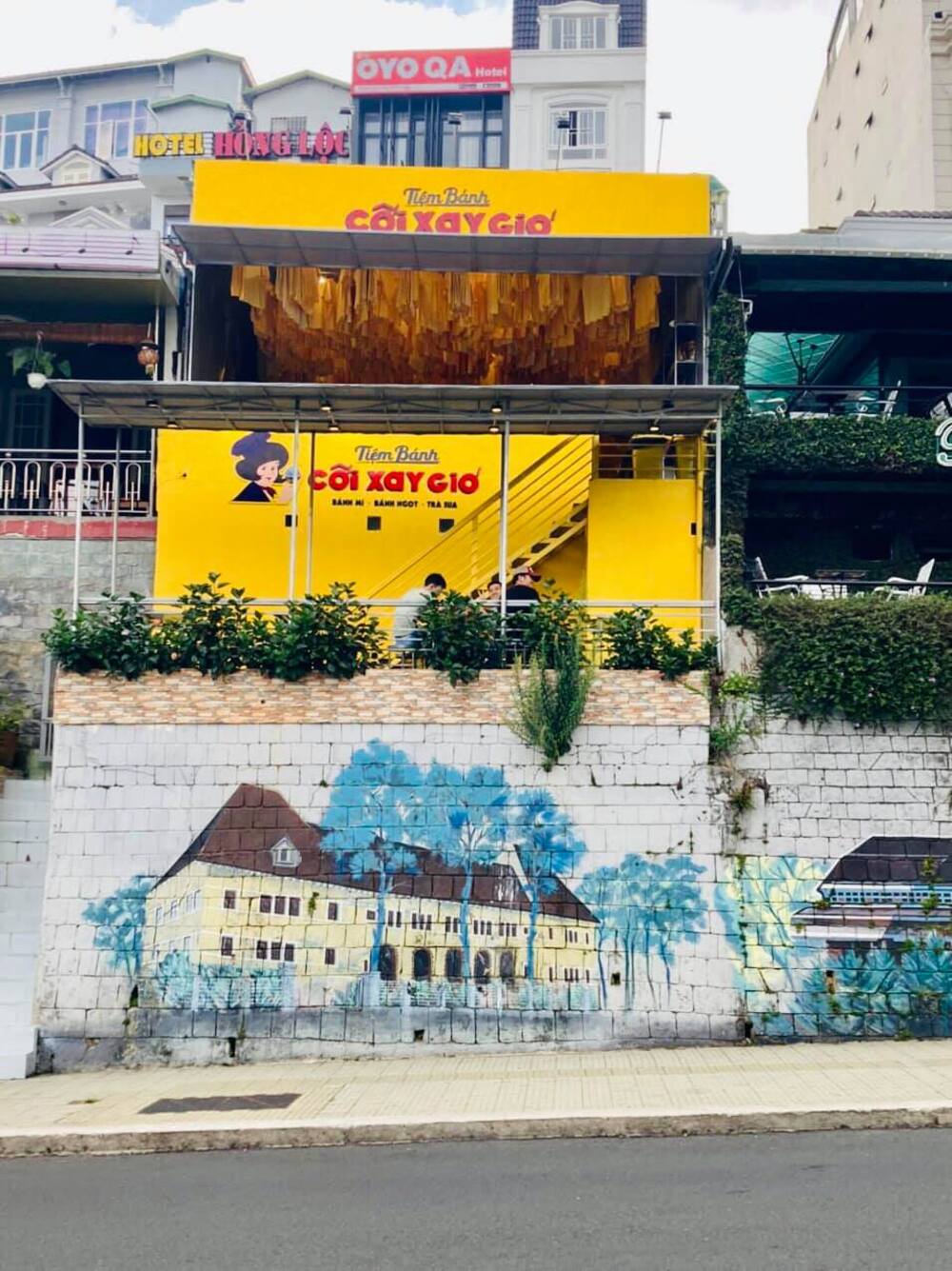 What's special about the most famous Coi Xay Gio bakery in Da Lat?