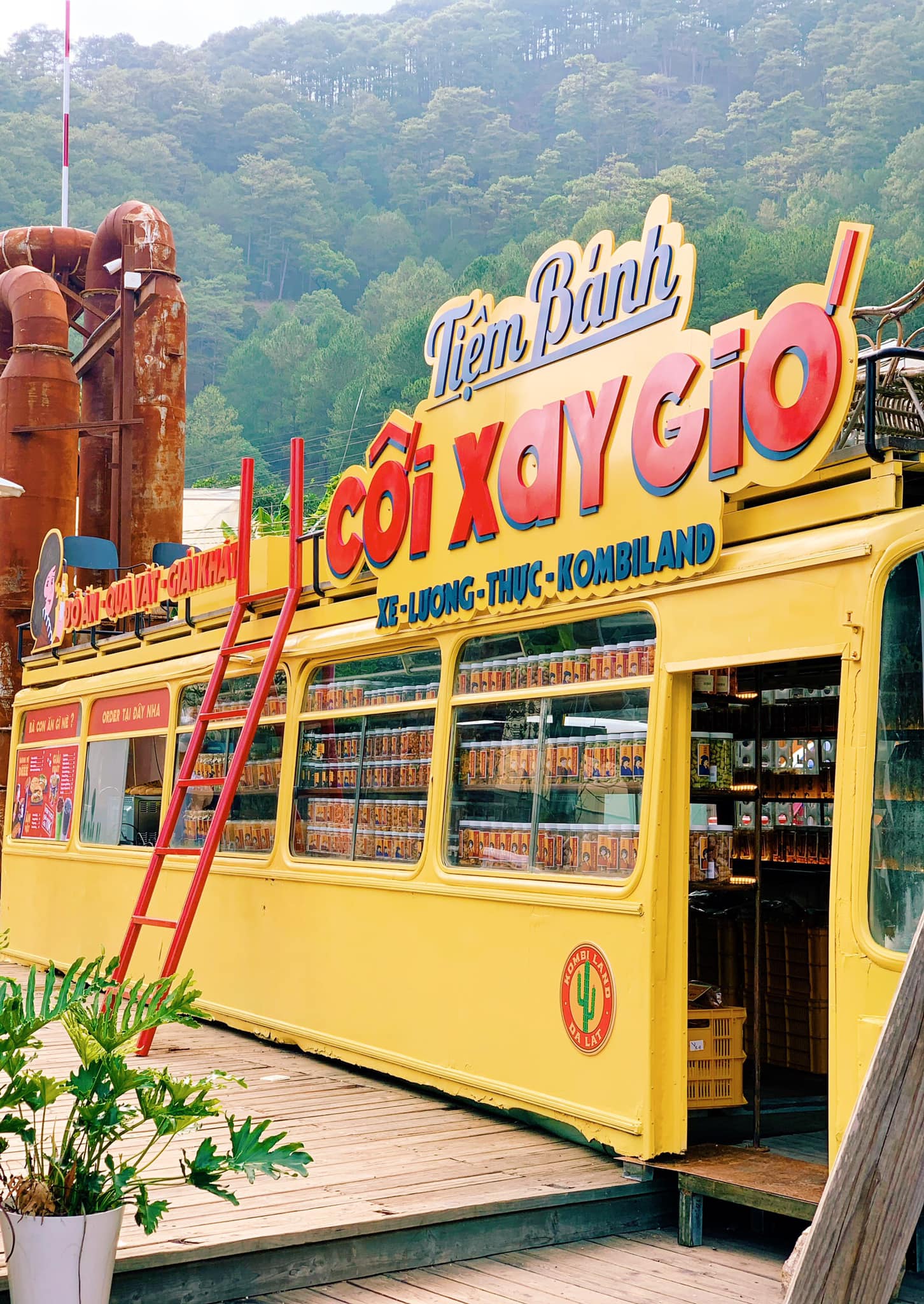 What's special about the most famous Coi Xay Gio bakery in Da Lat?