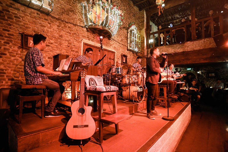 8 cocktail bars in Saigon with gentle and super chill atmosphere 5